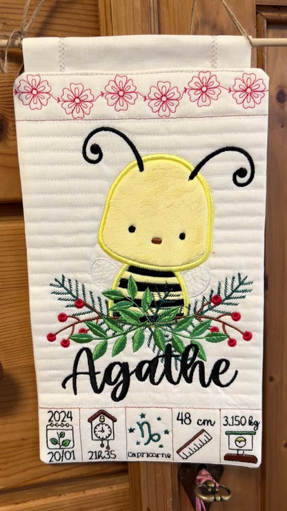 Cadeau naissance fanion abeille brodée